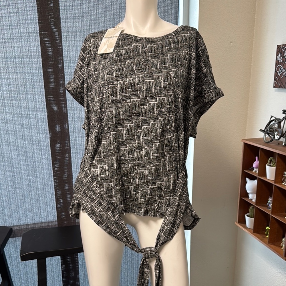 NWT Tommy Bahama Black and White short Sleeve Cross Roads Tie Top XL